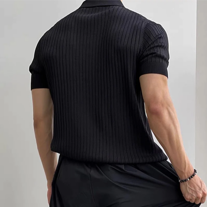 Polo in cotone nero e pantaloni rilassati da uomo, un set coordinato per un abbigliamento comodo e alla moda.