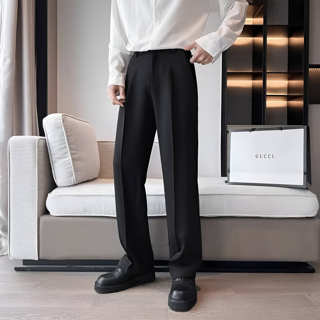Look coordinato uomo in nero: elegante polo in cotone e pantaloni rilassati. Set completo per un comfort quotidiano.