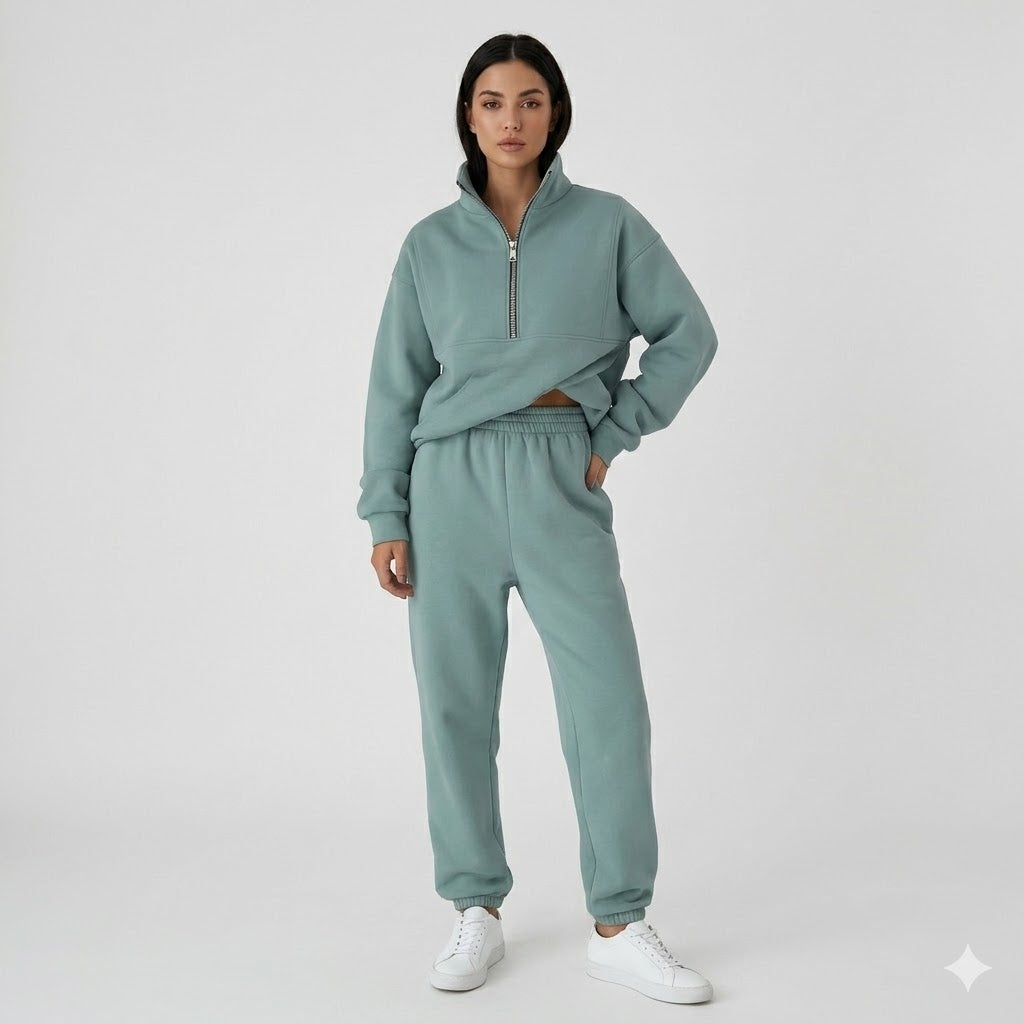 Tuta sportiva donna elegante con mezza zip e pantaloni morbidi, ideale per comfort e stile autunno/inverno.