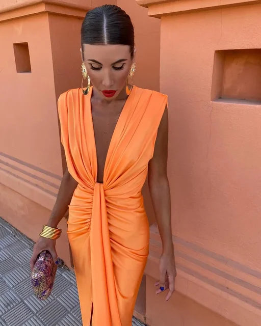 Abito da donna elegante in raso satinato luminoso, perfetto per feste serali e eventi formali.
