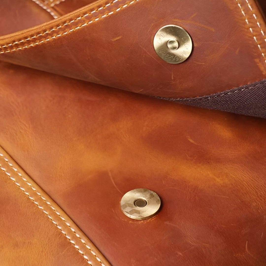 Borsa messenger marrone su scrivania, pronta per la praticità quotidiana e il lavoro.