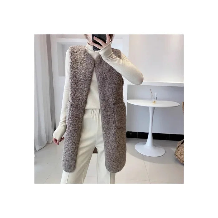 Gilet lungo da donna in misto lana, capo versatile e caldo, ideale per l'abbigliamento femminile invernale.