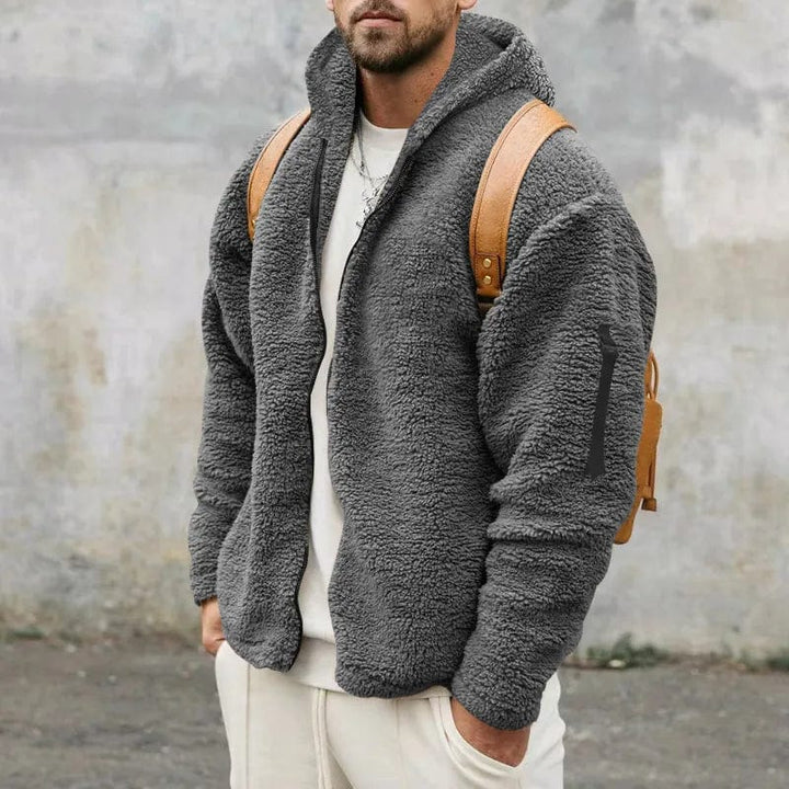 Giacca uomo invernale con cappuccio, calda e confortevole per outfit casual di stile.