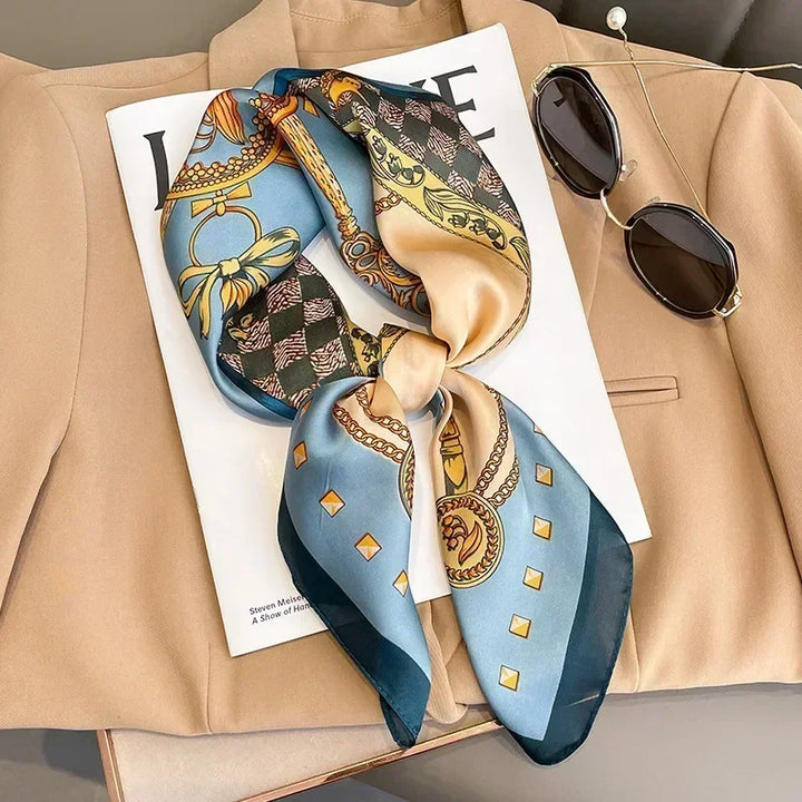 Foulard versatile da donna, raso lucido con stampa moderna, accessorio moda sofisticato.