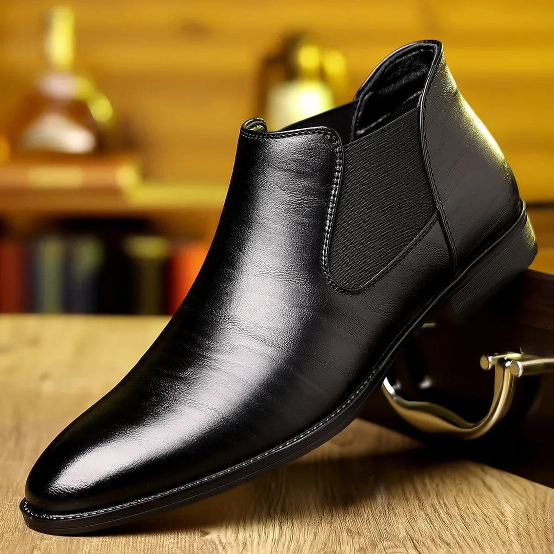 Dettaglio stivaletti Chelsea uomo neri, suola antiscivolo e design elegante. Calzature comode per l'autunno.