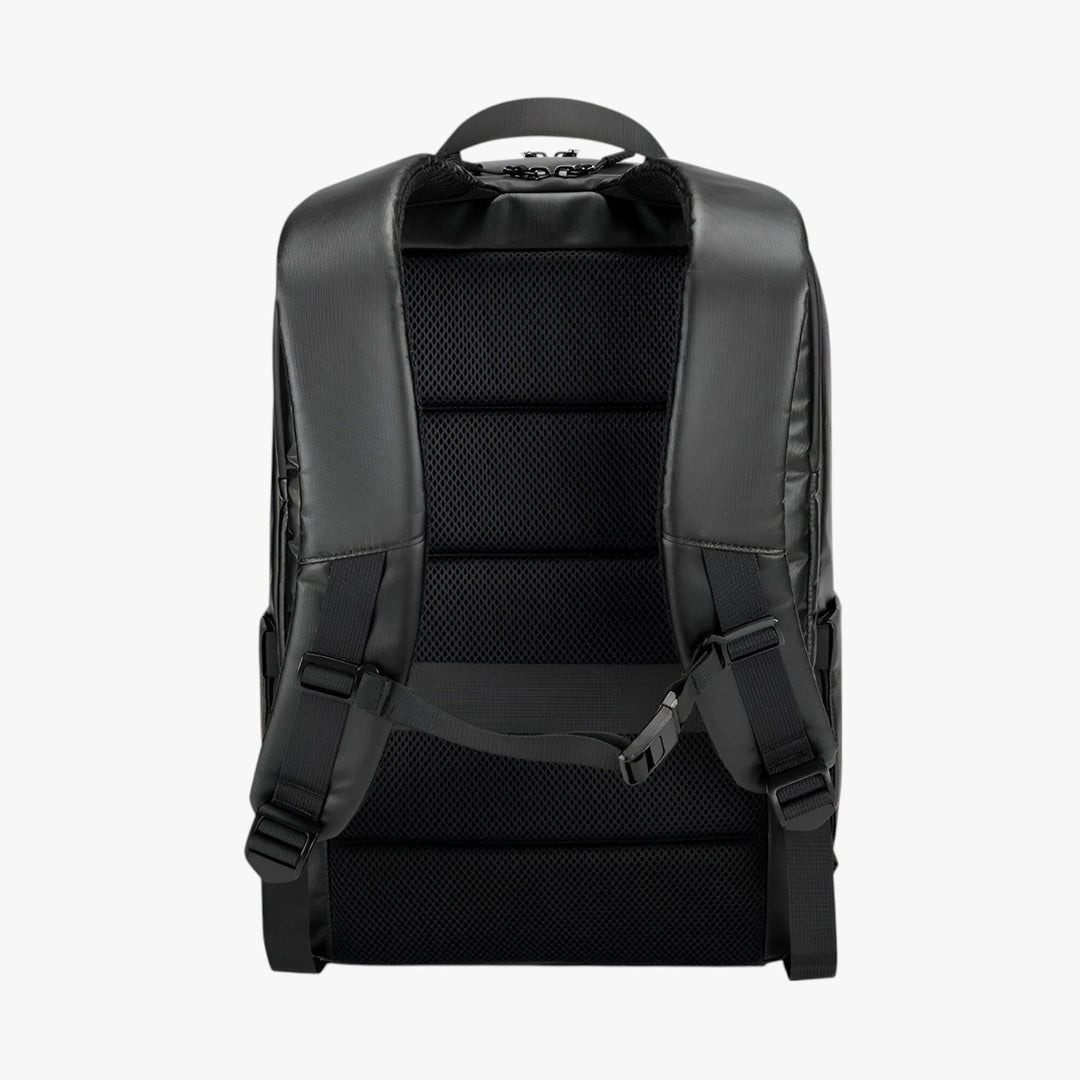 Zaino uomo nero resistente con scomparto imbottito per laptop 15.6 pollici. Pratico per lavoro e vita quotidiana.