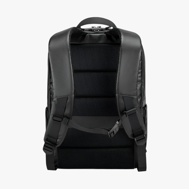 Zaino uomo nero resistente con scomparto imbottito per laptop 15.6 pollici. Pratico per lavoro e vita quotidiana.