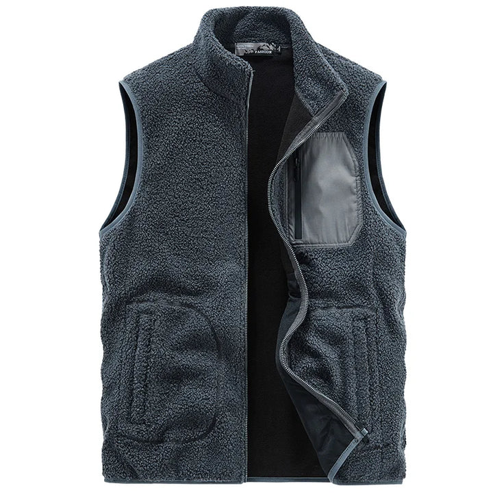 Gilet uomo autunnale con texture ricercata, ideale per stratificazioni, tasca utility e stile urbano.