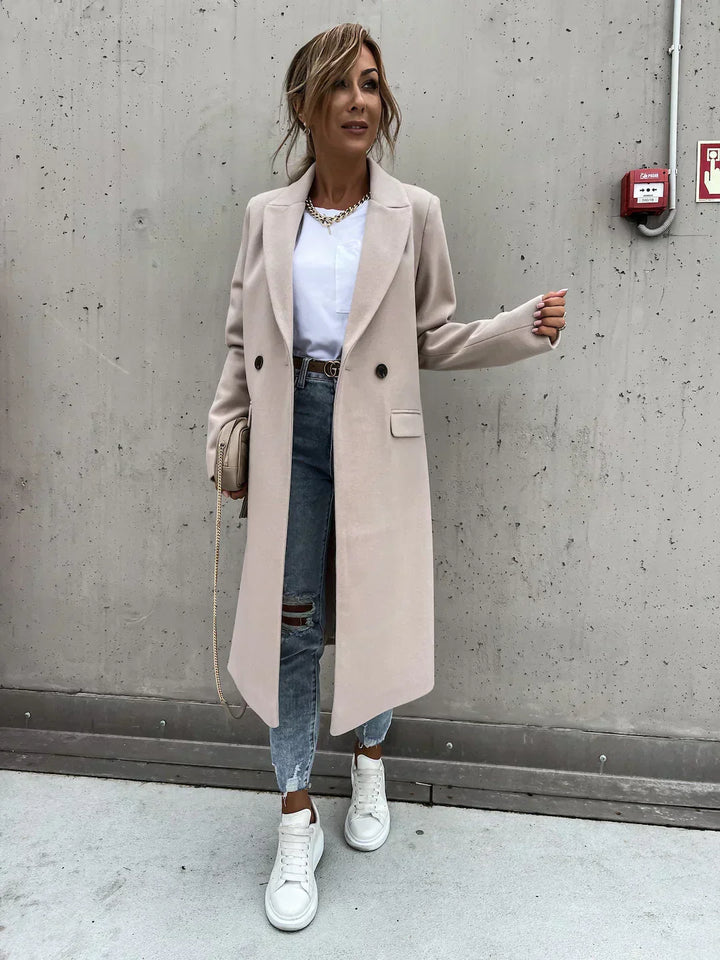 Cappotto invernale caldo da donna, lungo e avvolgente per le giornate più fredde.