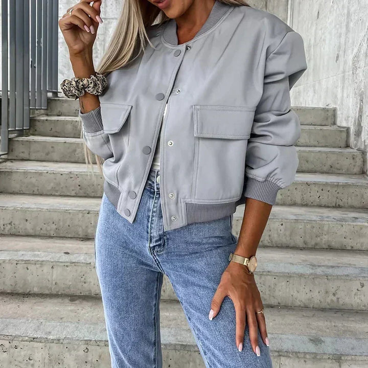 Bomber donna versatile, ideale per look femminili di moda urbana. Capo perfetto per la mezza stagione.