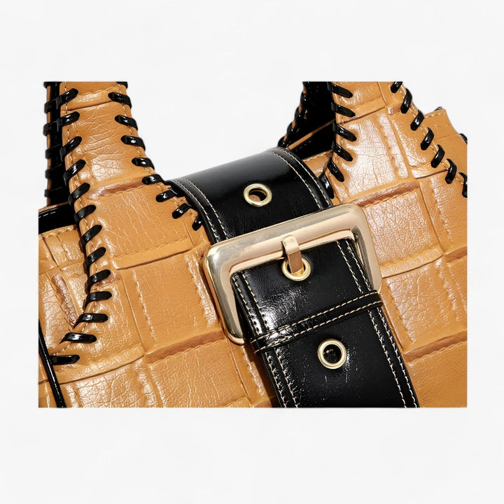 Borsa gialla intrecciata donna, accessorio di stile estivo per outfit versatili, comoda da portare.