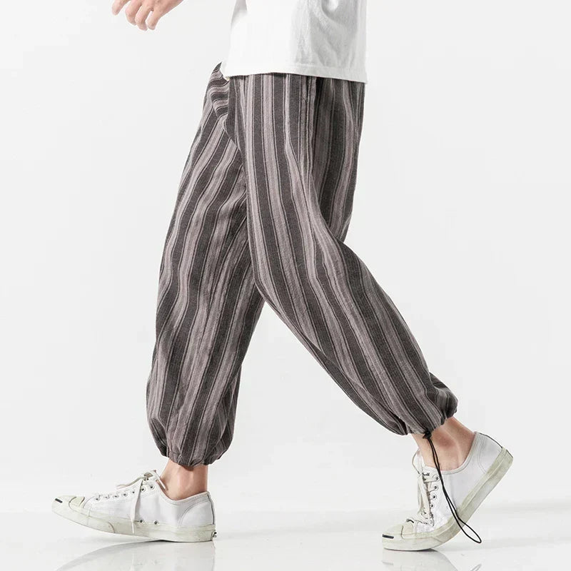 Pantaloni uomo harem a righe sottili, ideali per un outfit casual e confortevole. Versatili per primavera, estate, autunno.