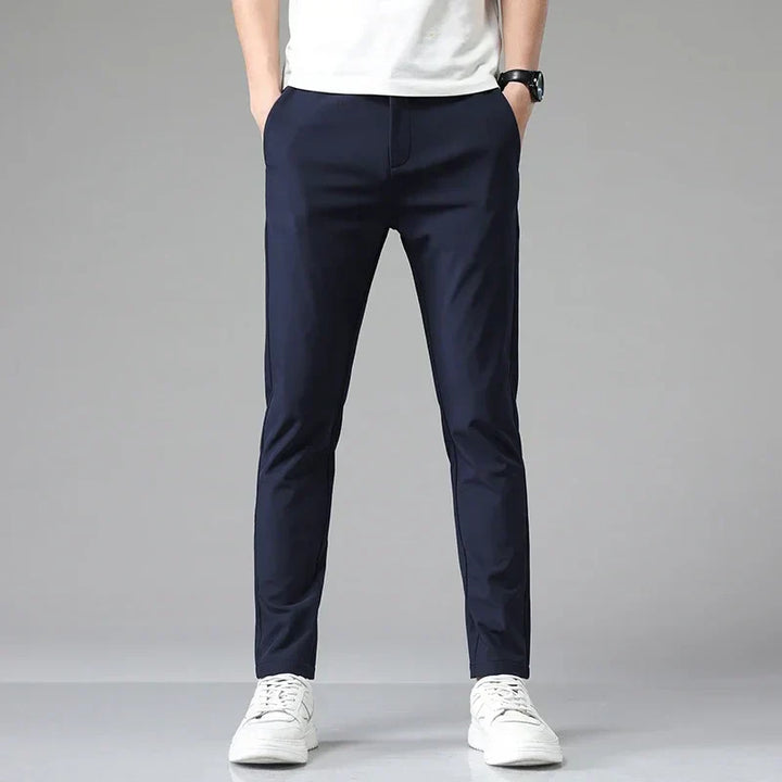 Eleganti pantaloni uomo stretch con taglio sartoriale, perfetti per lavoro, viaggi o tempo libero.