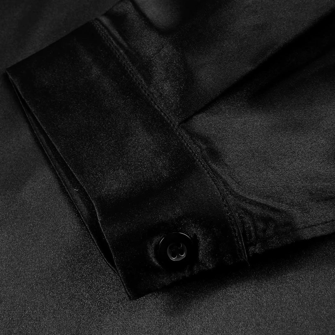 Camicetta satinata elegante da donna, con scollo profondo, un capo chic e fluente per ogni stile.