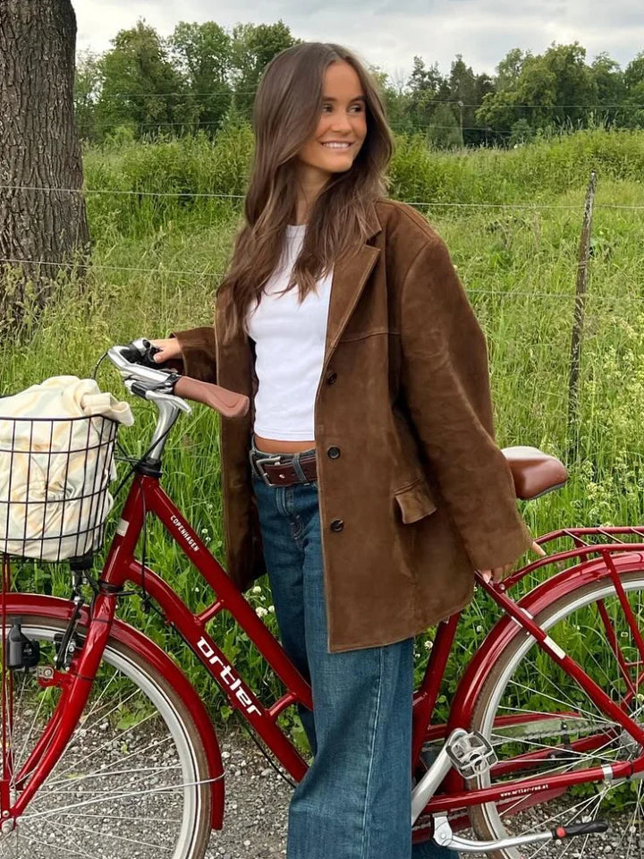 Capospalla femminile con risvolto classico e tasche, ideale per l'autunno, stile casual-chic.