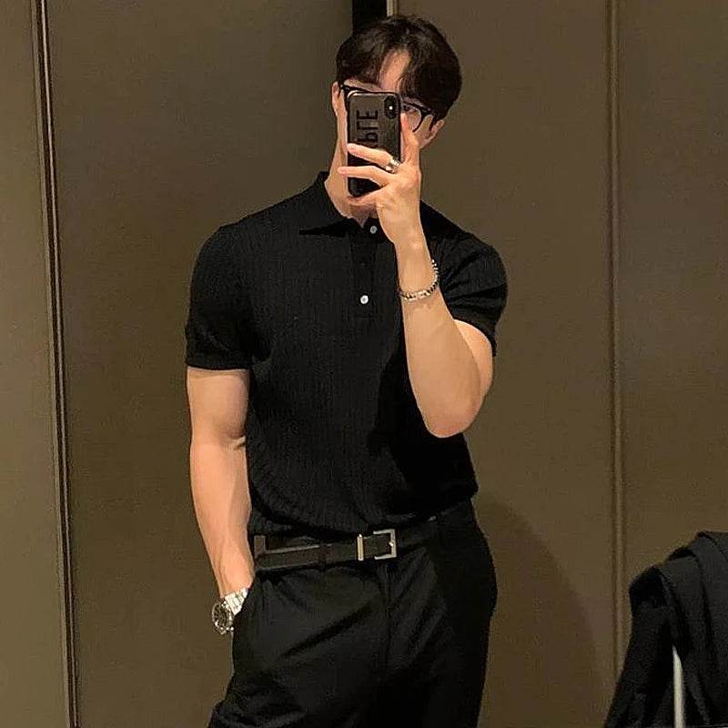 Uomo indossa polo a righe estiva elegante, perfetta per un outfit maschile distinto e alla moda in estate.