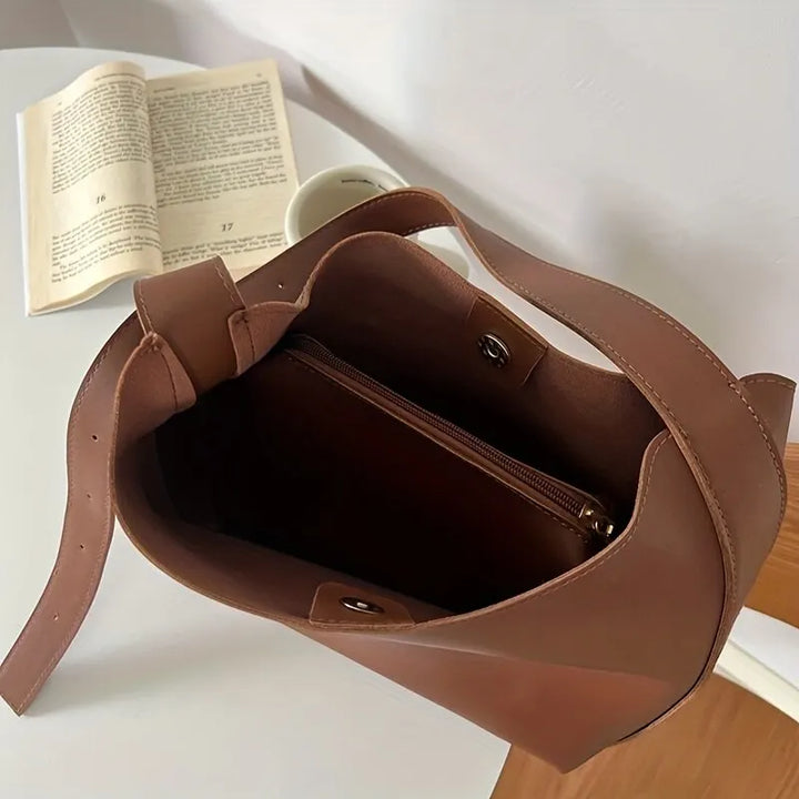 Borsa shopper elegante nera, con manici robusti e interni spaziosi per tutti gli accessori da donna.