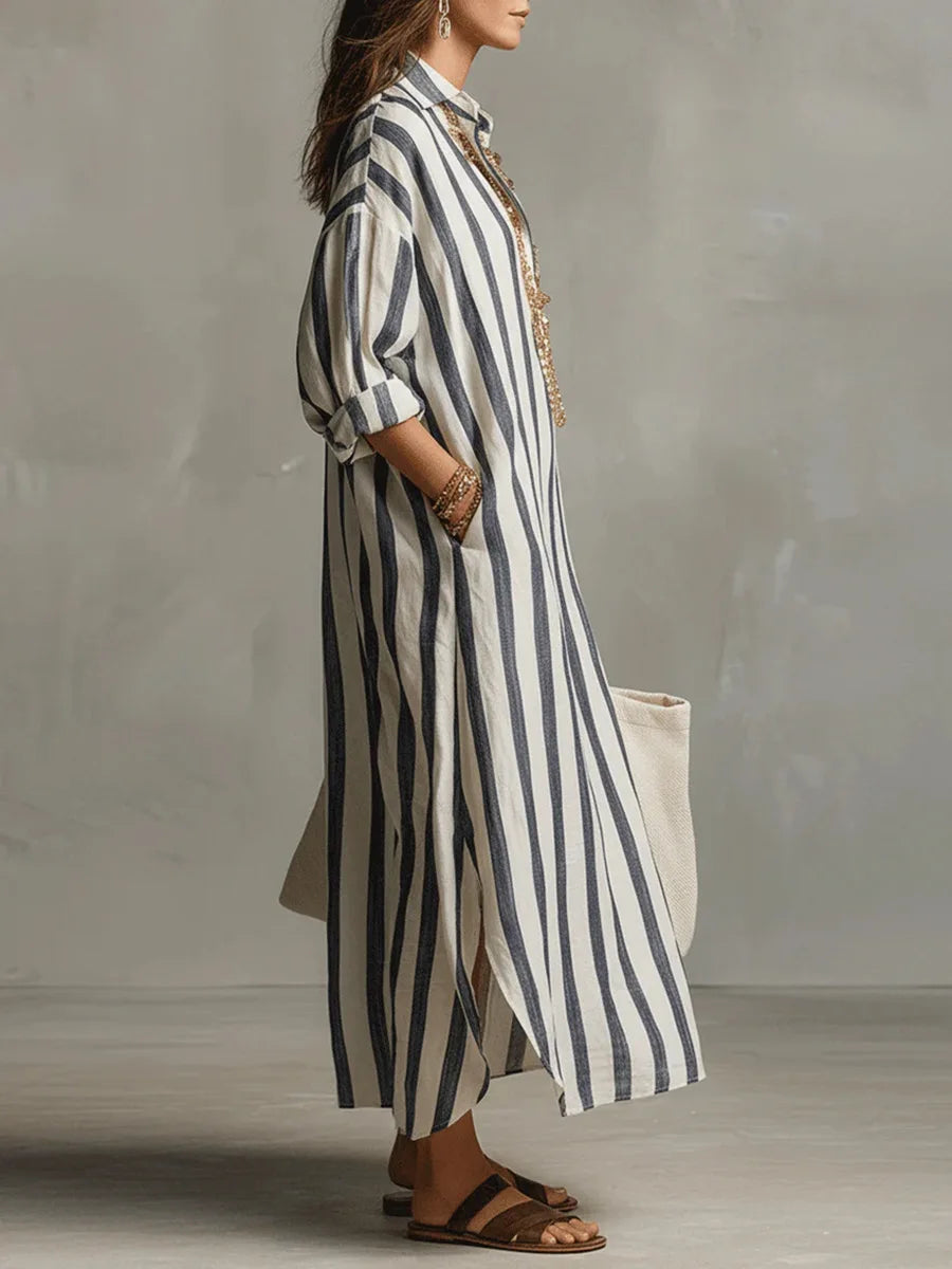 Scollo a V e design a righe dell'abito chemisier lungo da donna, ideale per un look estivo e femminile.