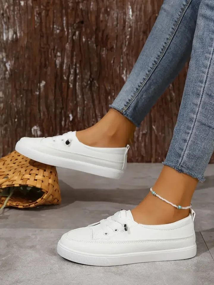 Scarpe casual donna bianche con lacci, punta tonda, perfette per outfit primaverili ed estivi, facili da abbinare.