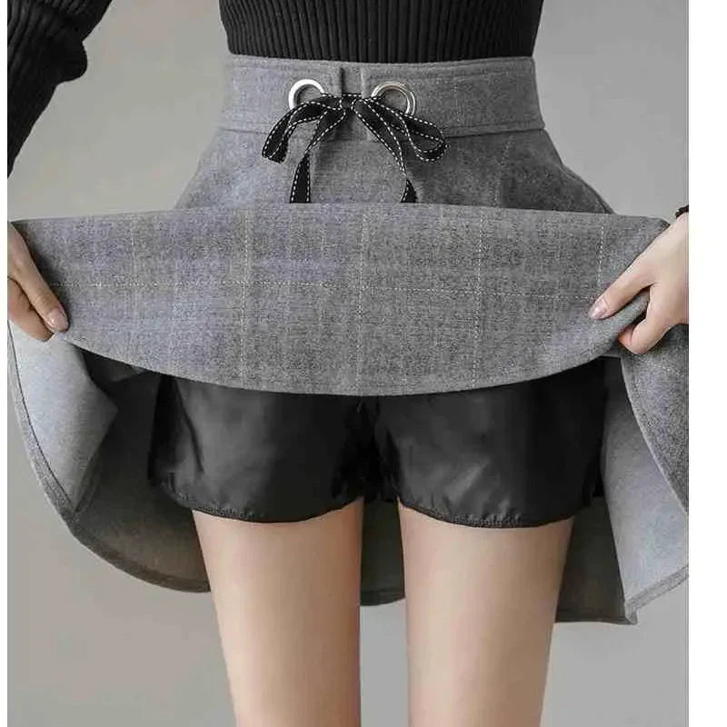 Gonna a quadri vita alta, taglio mini. Essenziale per abbigliamento casual, moda femminile e stile chic.