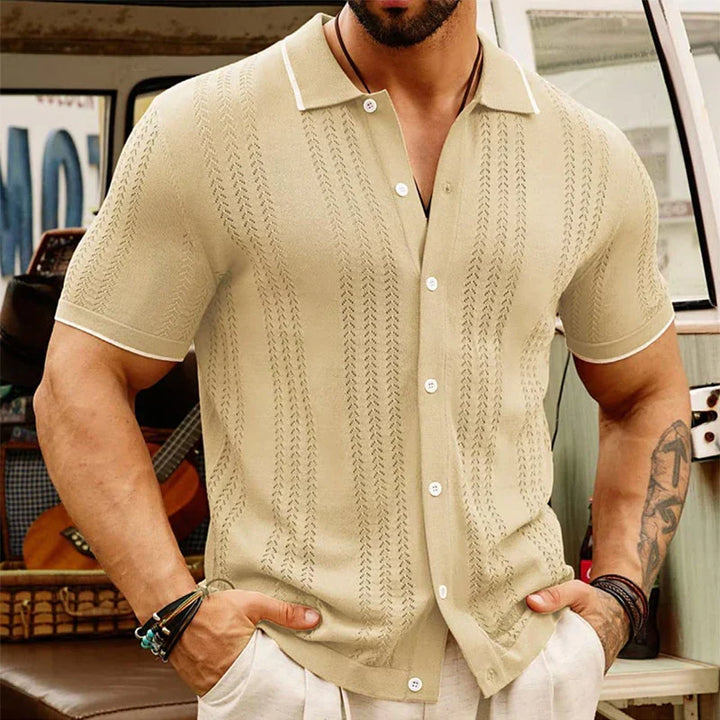 Moderna camicia uomo estiva in tessuto jacquard, manica corta, con bottoni. Ideale per vacanze e look casual primavera/estate.
