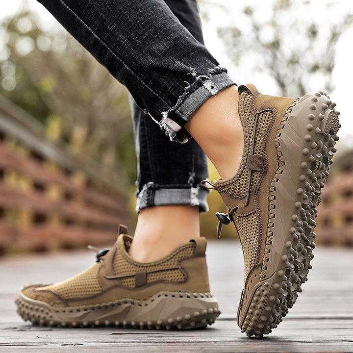 Vivi l'avventura con queste sneakers da trekking uomo: leggerezza, protezione e trazione su ogni sentiero.