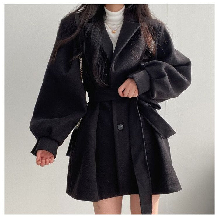 Giacca donna raffinata e sartoriale, taglio midi per uno stile elegante e abbigliamento versatile.