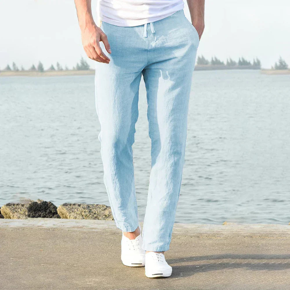 Pantaloni uomo in lino leggeri e comodi, perfetti per affrontare la calura estiva con stile casual e versatile.