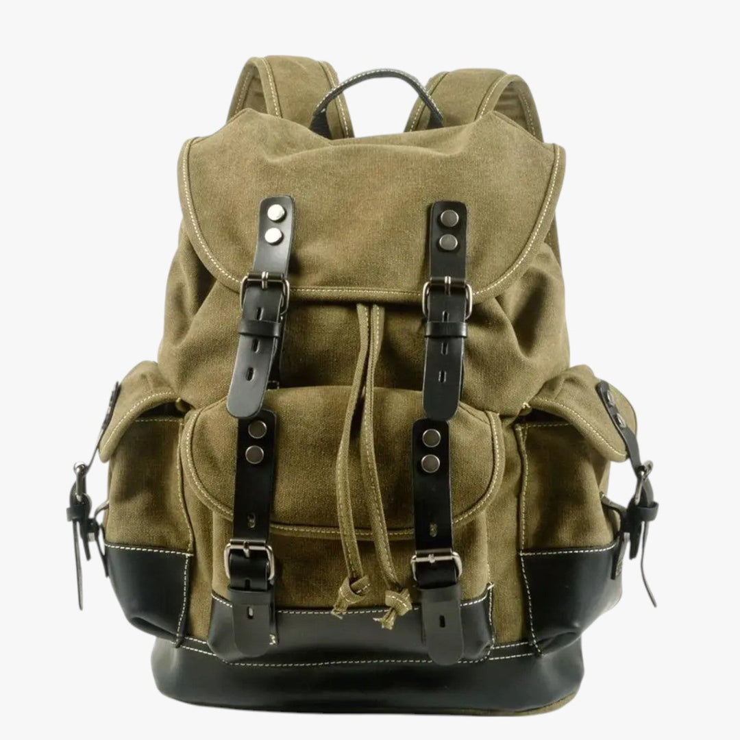 Uomo con zaino da trekking resistente, pronto per avventura ed escursionismo in natura.
