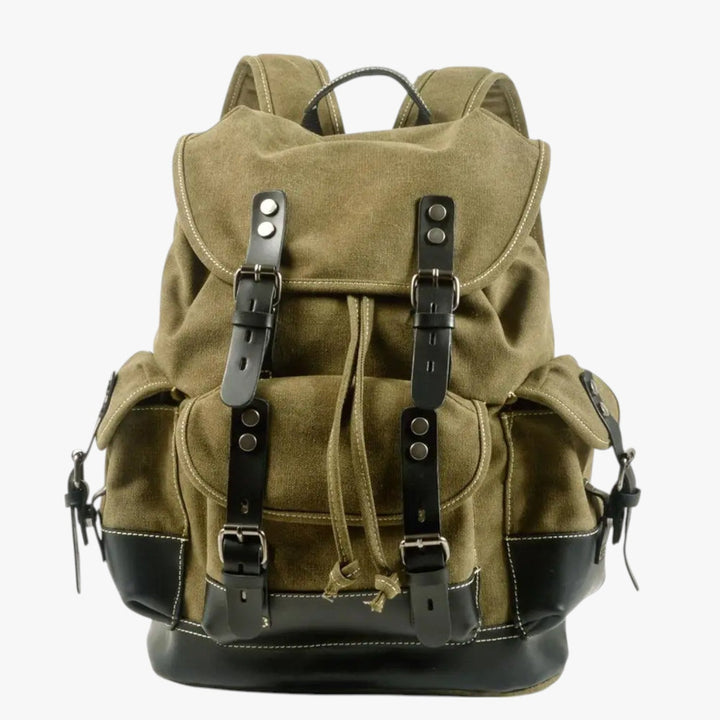 Uomo con zaino da trekking resistente, pronto per avventura ed escursionismo in natura.