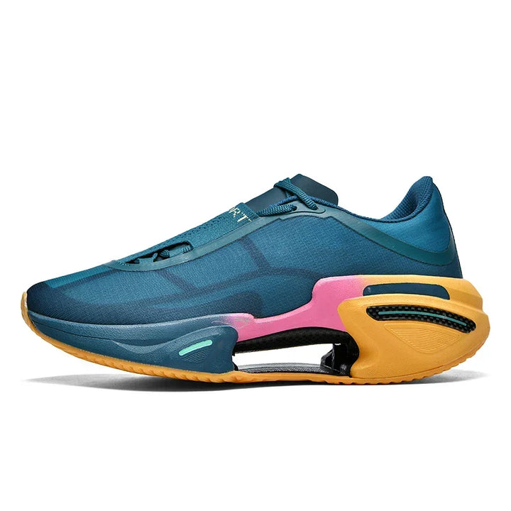 Sneakers uomo indossate, ideali per camminate urbane e look casual-sportivo.