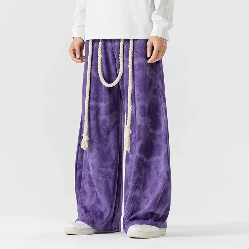 Pantaloni tuta uomo casual a gamba larga tie-dye viola/bianco, con cordoncino, perfetti per streetwear e comfort.