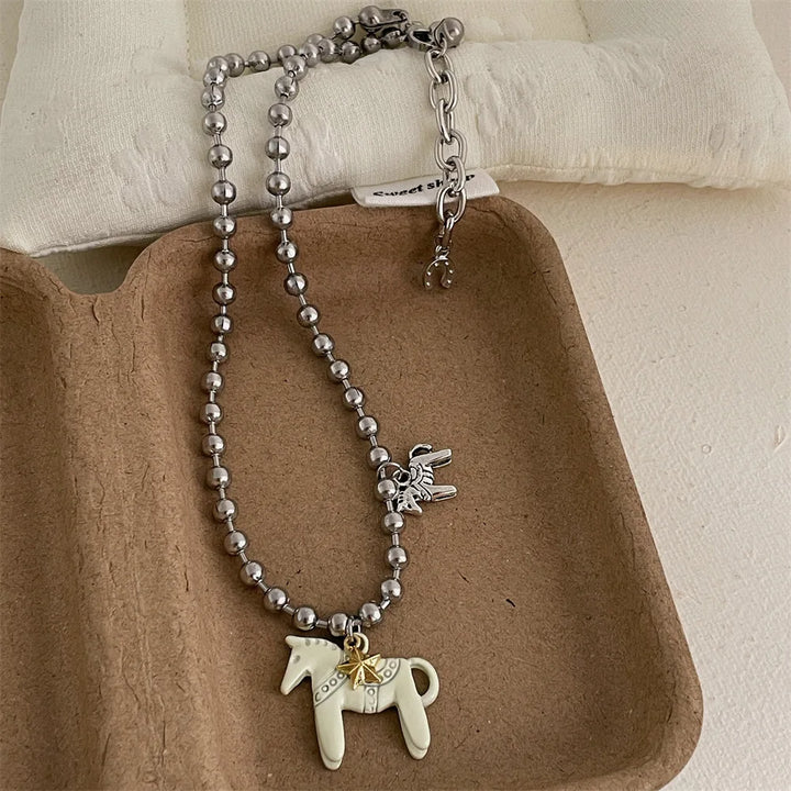 Collana donna con ciondolo cavallo smaltato, gioiello in argento, design moderno e tocco elegante.