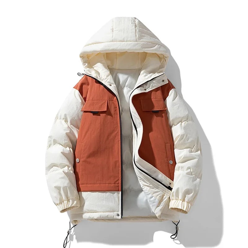 Giacca uomo autunnale leggera con cappuccio regolabile, perfetta per un abbigliamento maschile casual.