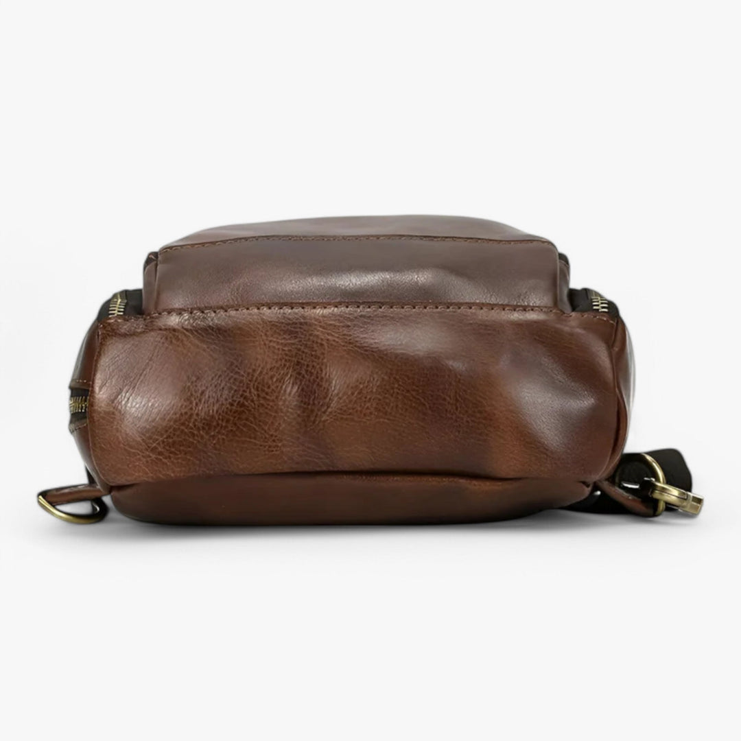 Elegante borsa da petto uomo multiscomparto marrone, combina stile e funzionalità per ogni occasione.
