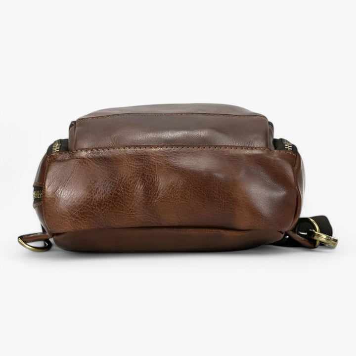 Elegante borsa da petto uomo multiscomparto marrone, combina stile e funzionalità per ogni occasione.