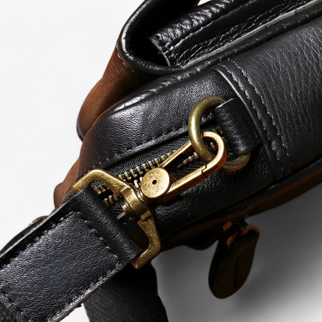 Borsa a tracolla compatta nera, perfetta per l'uomo dinamico che cerca praticità e stile in viaggio.
