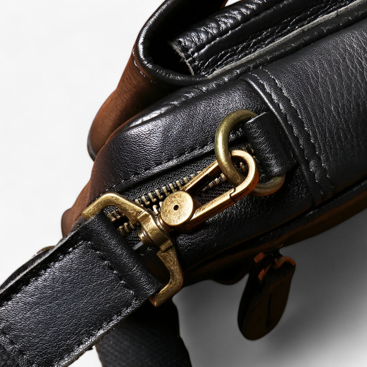 Borsa a tracolla compatta nera, perfetta per l'uomo dinamico che cerca praticità e stile in viaggio.