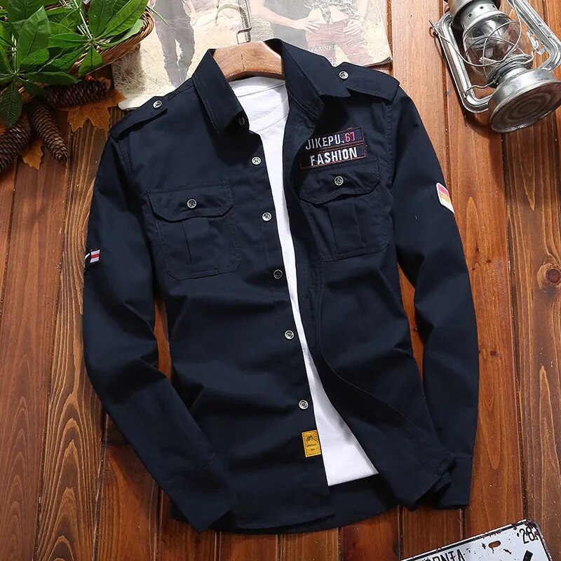 Camicia casual uomo maniche lunghe su modello rilassato. Eleganza e versatilità per ogni outfit maschile.