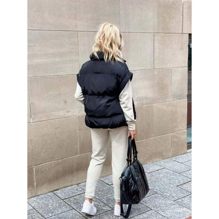 Gilet elegante da donna, mostra la vestibilità del capo invernale. Caldo e confortevole, ideale per layering di moda.