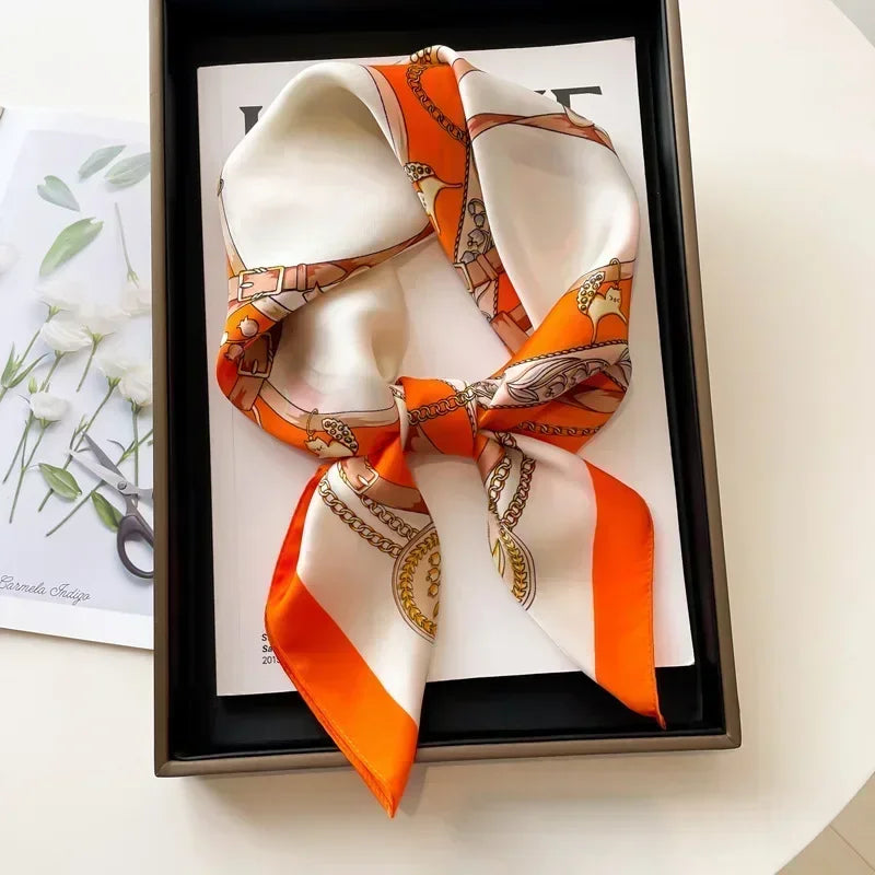 Elegante sciarpa in raso satinato, stampa esclusiva, leggera e raffinata per donna.