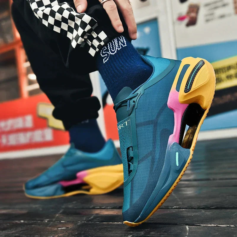 Primo piano su allacciatura robusta delle scarpe sportive uomo per una calzata sicura.