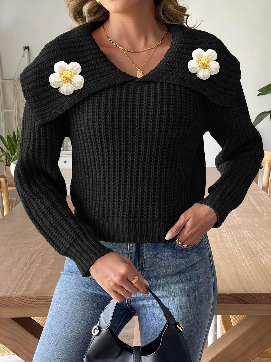 Maglione donna aderente con elegante collo a margherita, perfetto per moda autunno/inverno e look casual chic.