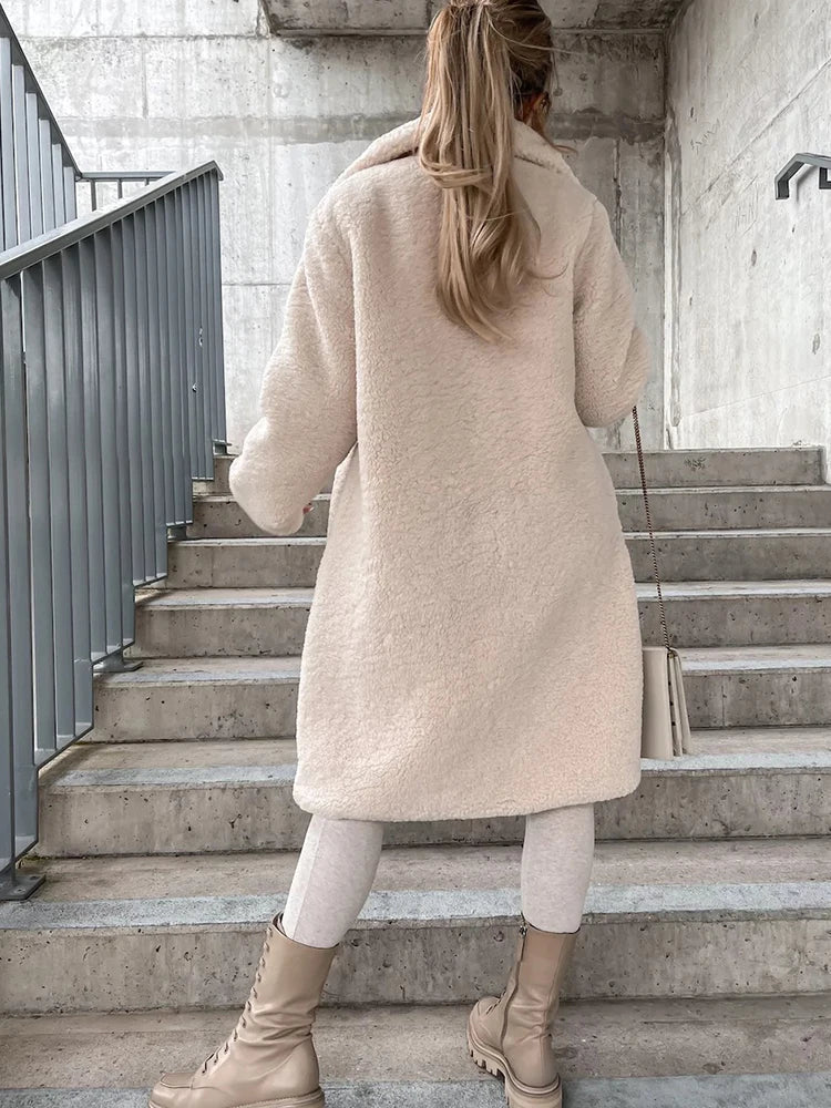 Cappotto invernale donna beige, stile elegante e versatile. Ideale per abbigliamento moda e capospalla chic.