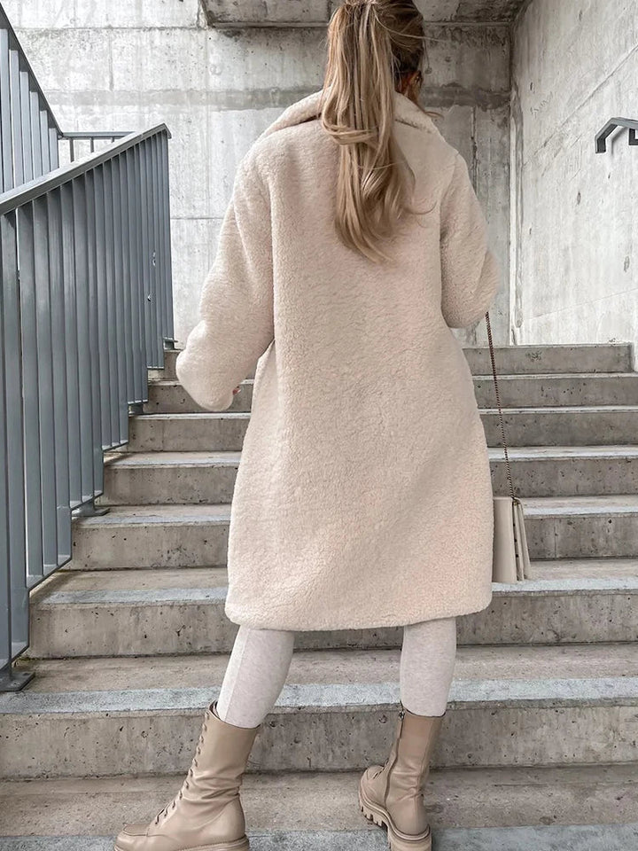 Cappotto invernale donna beige, stile elegante e versatile. Ideale per abbigliamento moda e capospalla chic.