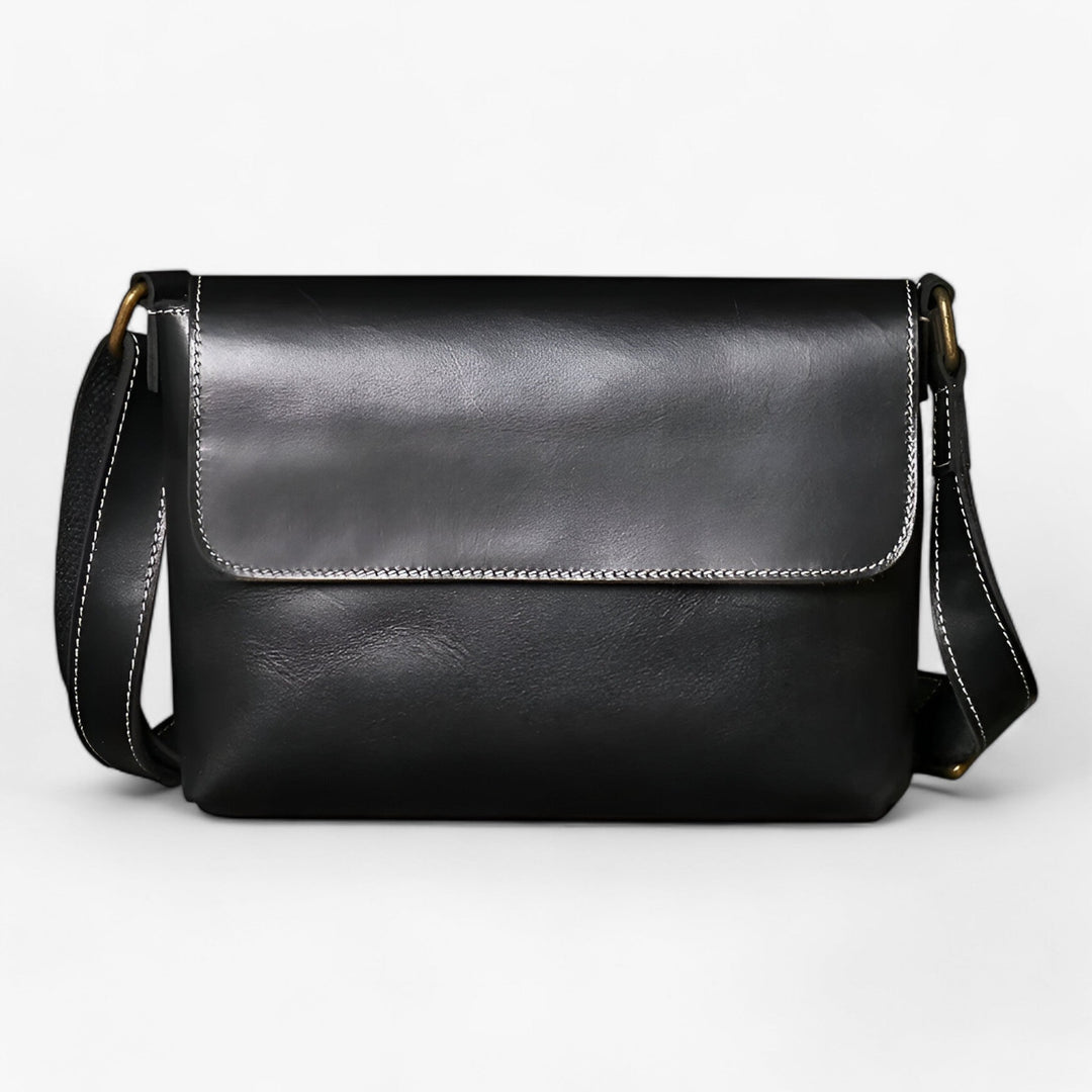 Persona che indossa borsa messenger unisex a tracolla, mostra la vestibilità e il comfort per l'uso quotidiano.