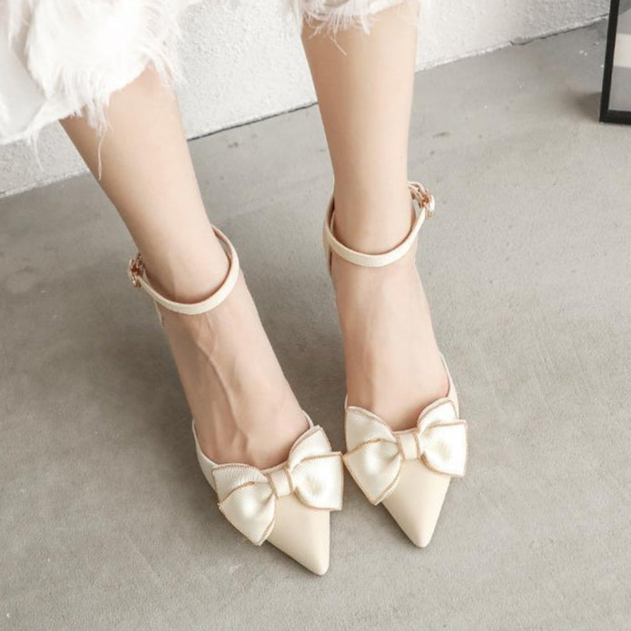 Décolleté donna a punta con fiocco e cinturino alla caviglia. Tacco medio per comfort elevato e look raffinato.