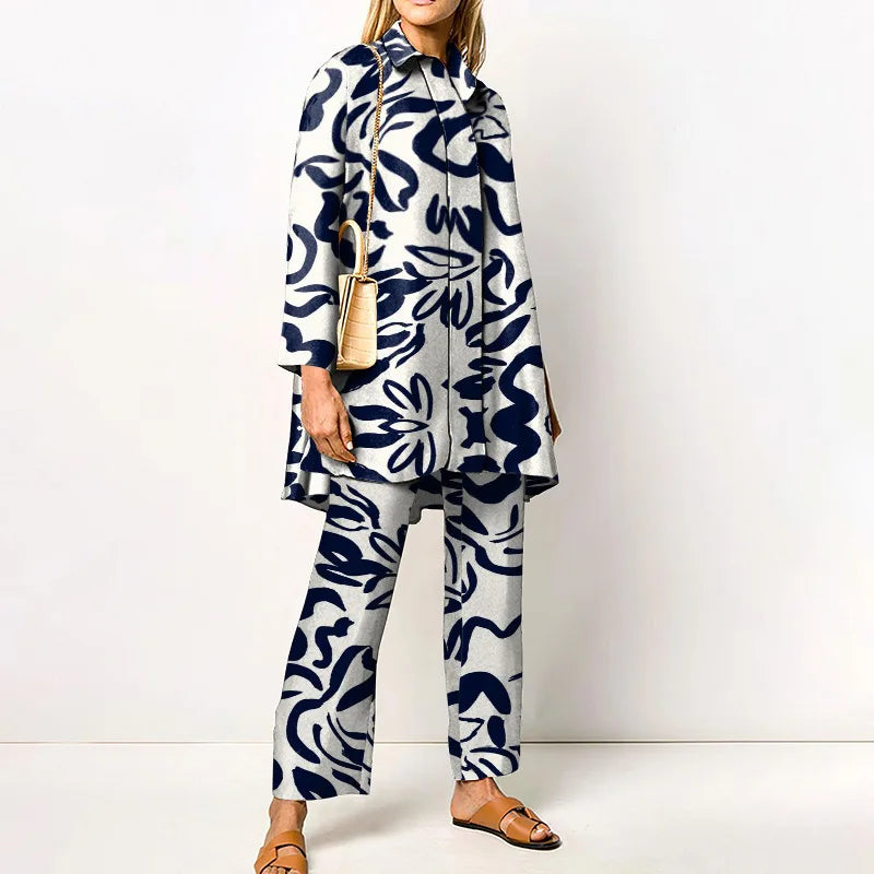 Completo donna vintage due pezzi, camicetta e pantaloni eleganti. Moda femminile casual chic stile retrò primavera.