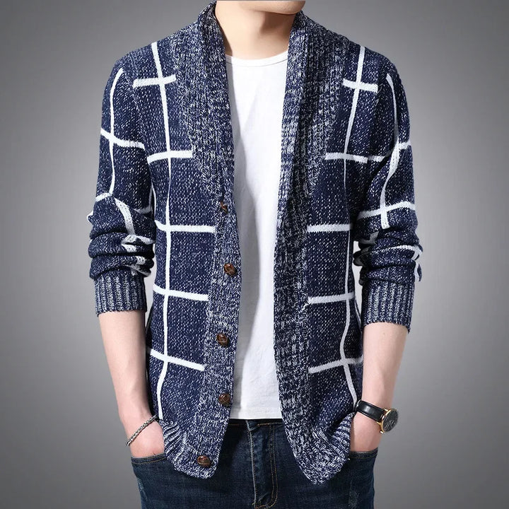 Cardigan uomo elegante con bottoni, collo a V e distintivo motivo a griglia. Ideale per un look maschile curato.