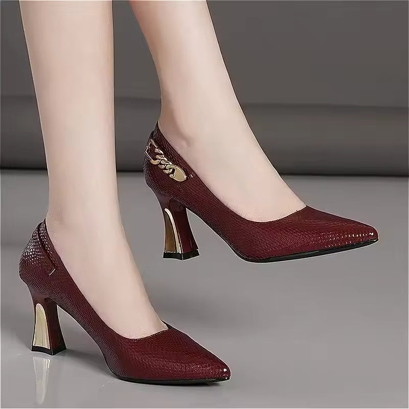Décolleté donna eleganti nere a punta con tacco dorato. Perfette per sera e ufficio, comfort imbottito.